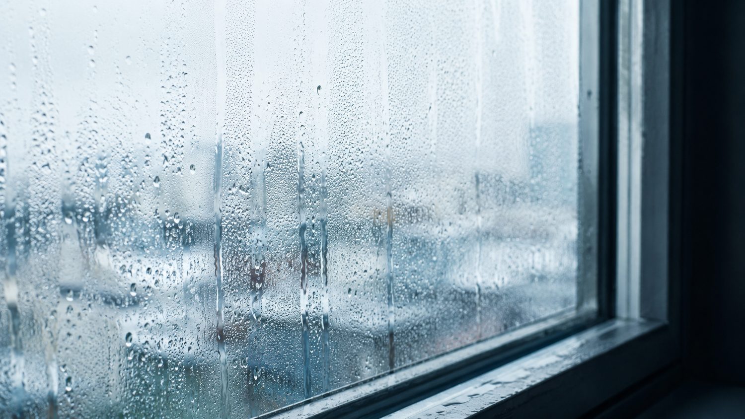水滴がびっしりついた結露した窓
